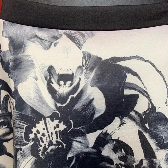 Miin abstract flower print scuba skirt Size M - Picture 3 of 4